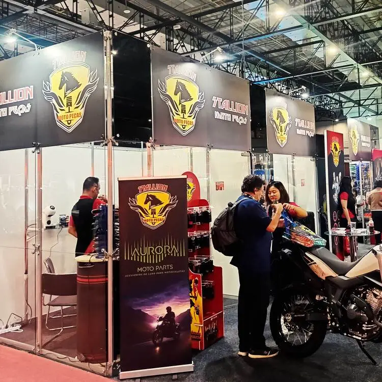 Expositor iluminado de la marca Stallion Moto Peças con accesorios y tecnología de iluminación para motocicletas en el XV Salão Internacional de Motopeças.